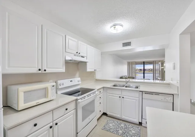 Homes for sale in Margate, FL | 5828 Coral Lake Dr, Margate, FL 33063 | MLS# B26044691
