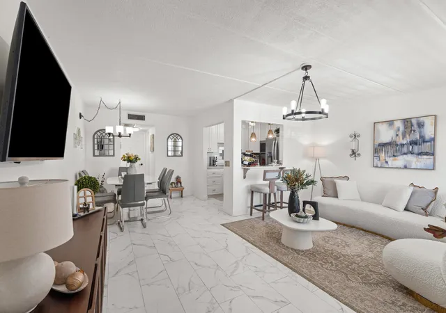 5th image of 200 Vlg Grn Cir E, Palm Springs, FL 33461