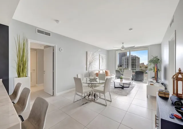 4th image of 401 N Birch Rd #703, Fort Lauderdale, FL 33304 | MLS# B26044977