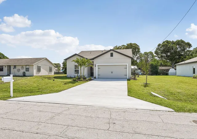 4th image of 5200 Hickory Dr, Fort Pierce, FL 34982 | MLS# B26045021