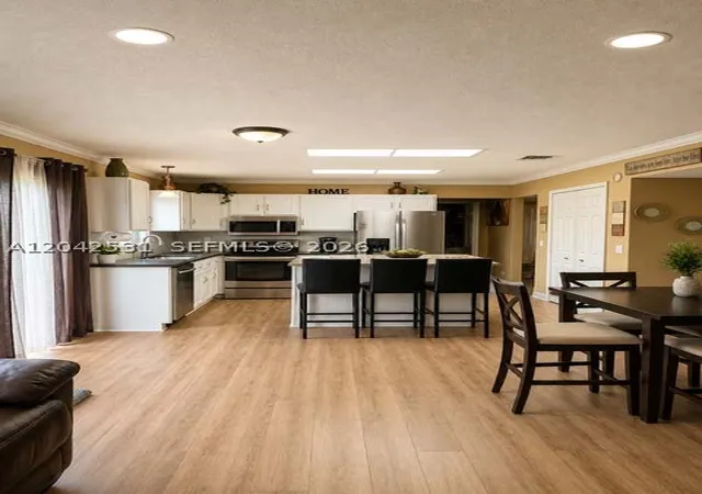 3rd image of 4351 Leicester Ct, West Palm Beach, FL 33409 | MLS# A12042531