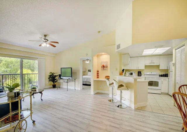 4th image of 300 Crestwood Ct N #307, Royal Palm Beach, FL 33411 | MLS# B26045266