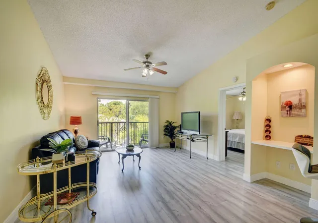 5th image of 300 Crestwood Ct N #307, Royal Palm Beach, FL 33411 | MLS# B26045266