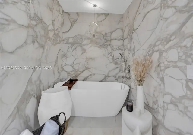 Listing Photo 3 - Condo for sale in building located at 950 Brickell Bay Dr, Miami, FL 33131 - Unit #5608