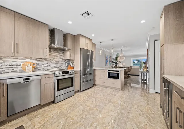 5th image of 711 N Riverside Dr, Pompano Beach, FL 33062