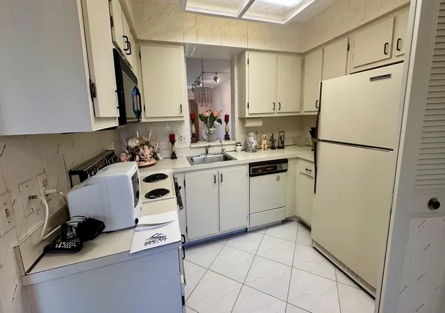 Homes for sale in Delray Beach, FL | 6585 Kensington Ln #Apt 207, Delray Beach, FL 33446 | MLS# B26046077