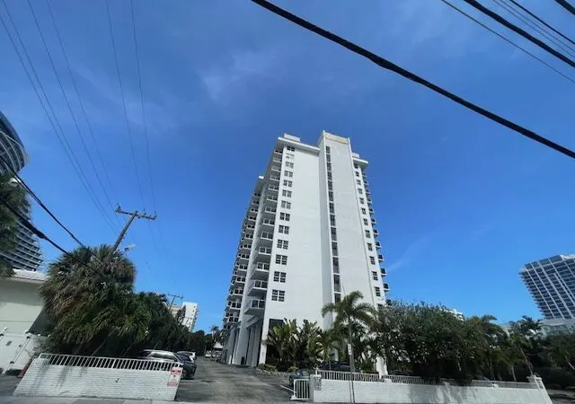 3rd image of 336 N Birch Rd, North Lauderdale, FL 33304