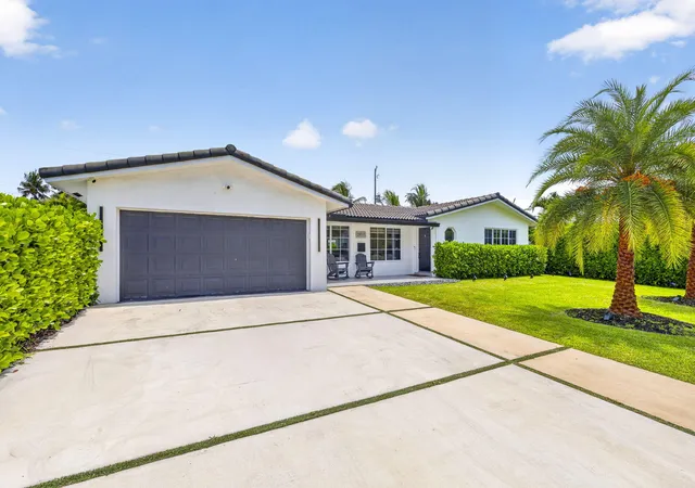 Homes for sale in Lighthouse Point, FL | 2917 Ne 35th Ct, Lighthouse Point, FL 33064 | MLS# B26046241