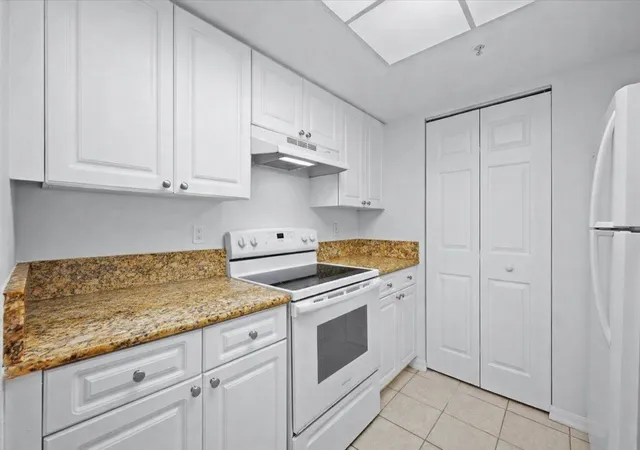 Homes for sale in Royal Palm Beach, FL | 200 N Crestwood Ct N #211, Royal Palm Beach, FL 33411 | MLS# B26046261