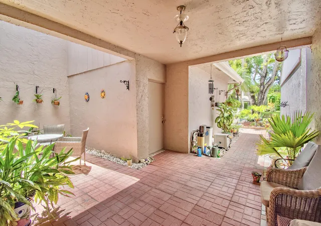 3rd image of 6640 Thornhill Ct, Boca Raton, FL 33433 | MLS# B26046462