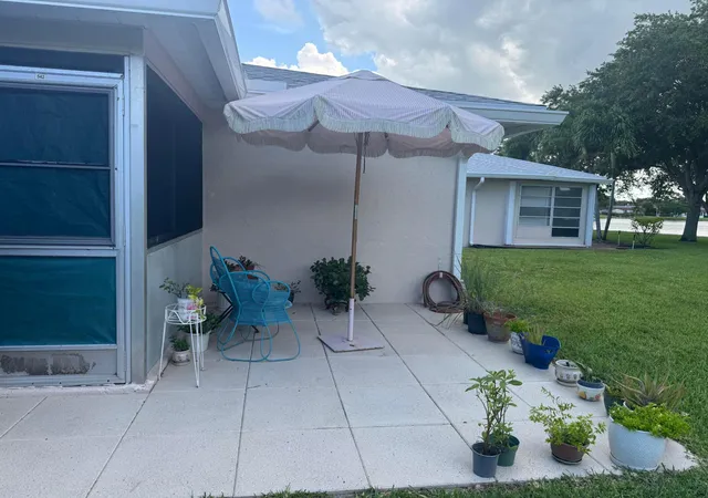 Homes for sale in Lake Worth, FL | 542 Franconia Cir, Lake Worth, FL 33467 | MLS# B26046667