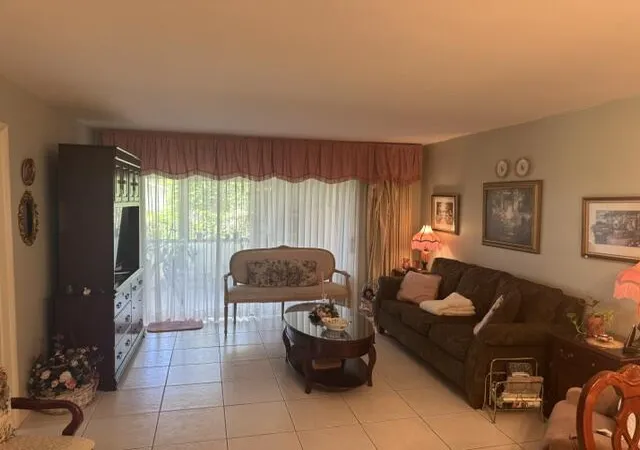 Homes for sale in Lake Worth, FL | 542 Franconia Cir, Lake Worth, FL 33467 | MLS# B26046667