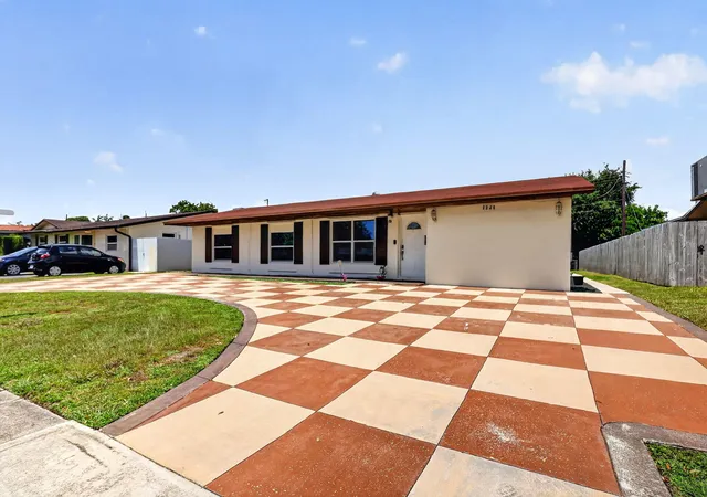 3rd image of 2220 N 47Th Ave, Hollywood, FL 33021 | MLS# B26046839