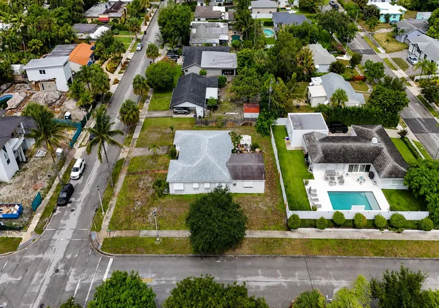 2nd image of 325 Franklin Rd, West Palm Beach, FL 33405 | MLS# B26046880