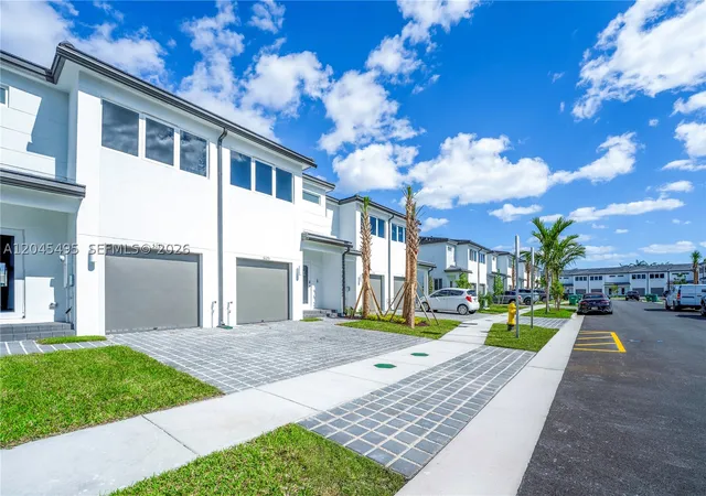 Photo 2 of Townhouse for sale at 5125 Sw 37th St, Hollywood, FL 33021 | MLS# A12045495 | Listing updated on 2026-07-20