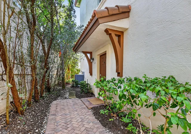 2nd image of 27 Nw Hawthorne Pl, Boca Raton, FL 33432 | MLS# B26047333