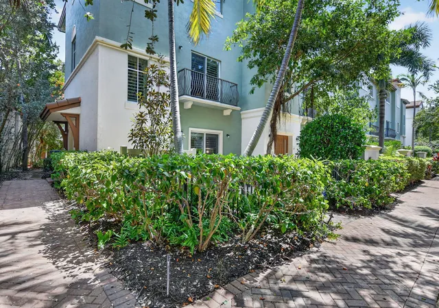 52nd image of 27 Nw Hawthorne Pl, Boca Raton, FL 33432 | MLS# B26047333