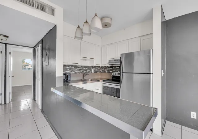 3rd image of 4050 Ne 12Th Ter, Oakland Park, FL 33334