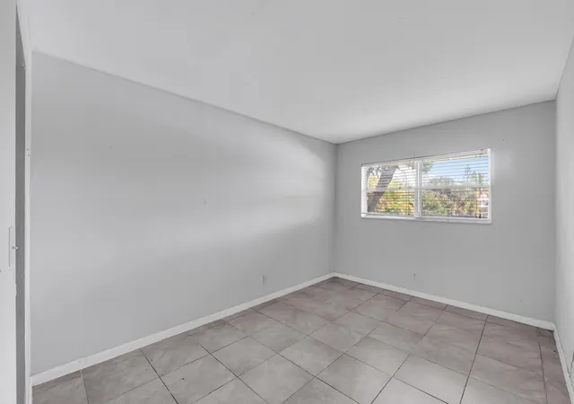 4th image of 4050 Ne 12Th Ter, Oakland Park, FL 33334