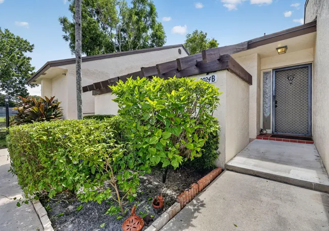 Homes for sale in Lake Worth, FL | 3924 San Anselmo Dr #B, Lake Worth, FL 33467 | MLS# B26047543