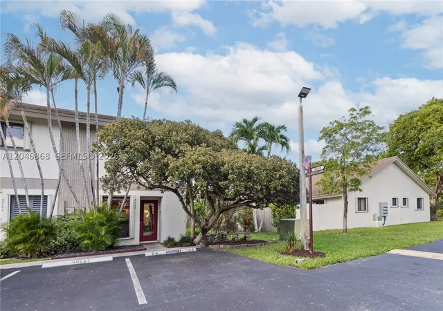 Photo 2 of Townhouse for sale at 3050 S Oakland Forest Dr #2008, Oakland Park, FL 33309 | MLS# A12046868 | Listing updated on 2026-10-05