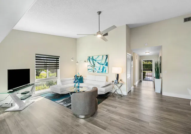 2nd image of 732 Lago Rd, Delray Beach, FL 33445 | MLS# B26047910