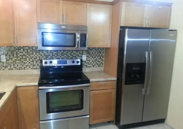 Photo 3 of Townhouse for sale at 3321 Raleigh St #3H, Hollywood, FL 33021 | MLS# A12047438 | Listing updated on 2026-09-27