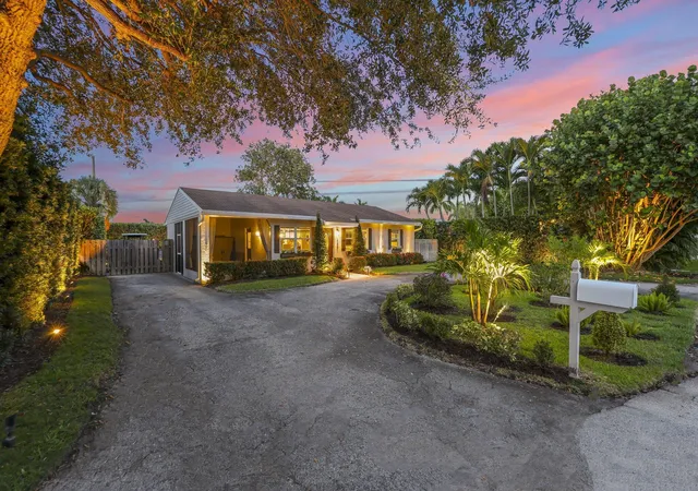 2nd image of 2205 W Pineridge Ct, Delray Beach, FL 33444 | MLS# B26048189