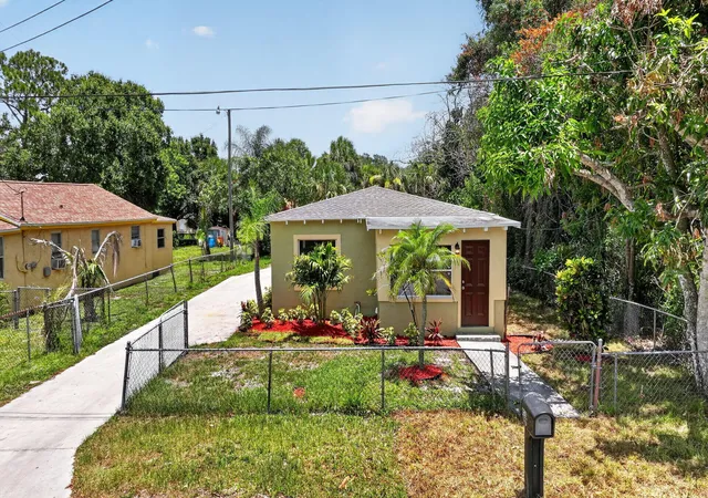 1st image of 426 N 19th St, Fort Pierce, FL 34950 | MLS# B26048275