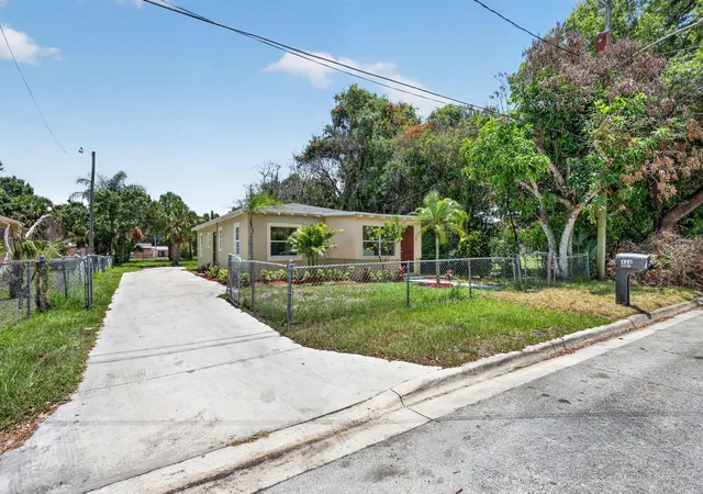 2nd image of 426 N 19th St, Fort Pierce, FL 34950 | MLS# B26048275