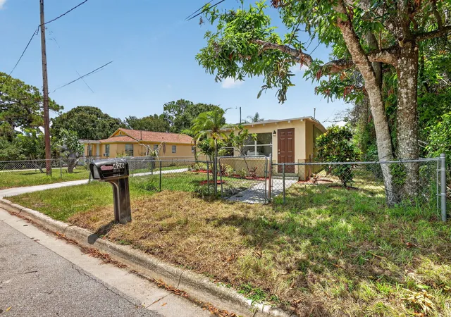 3rd image of 426 N 19th St, Fort Pierce, FL 34950 | MLS# B26048275