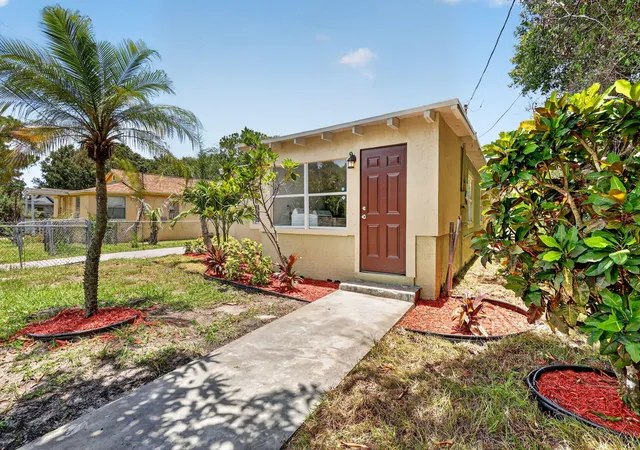 4th image of 426 N 19th St, Fort Pierce, FL 34950 | MLS# B26048275