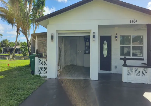 3rd image of 4404 Nw 46Th Way, Tamarac, FL 33319 | MLS# A12047841
