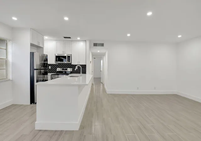 3rd image of 126 Burgundy, Delray Beach, FL 33484