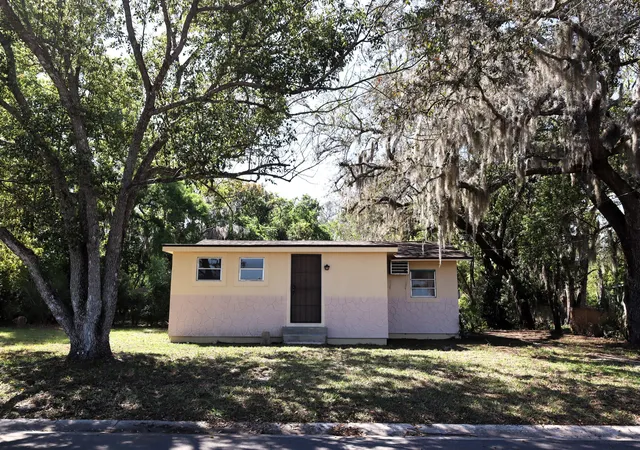 1st image of 2024 Dixie Ave, Eustis, FL 32726 | MLS# B26048785