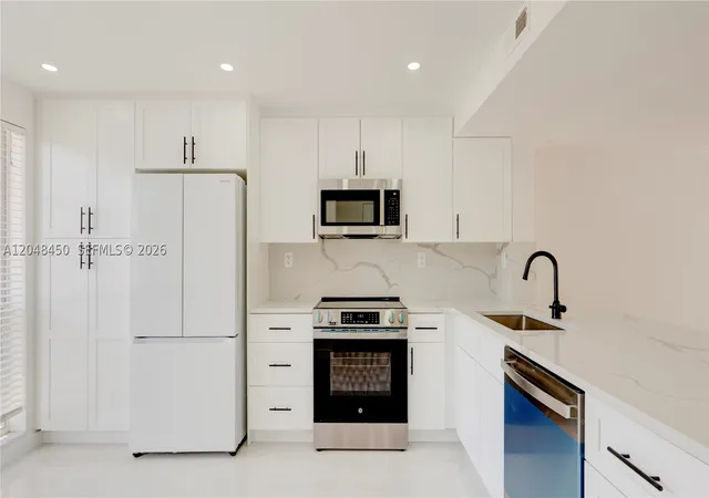 Townhouse for sale at 933 Ne 24Th Ave #169, Hallandale Beach, FL 33009 | MLS# A12048450