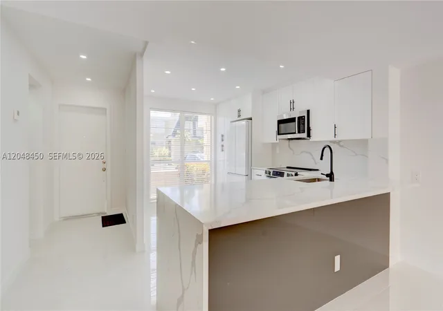Photo 2 of Townhouse for sale at 933 Ne 24th Ave #169, Hallandale Beach, FL 33009 | MLS# A12048450 | Listing updated on 2026-08-26