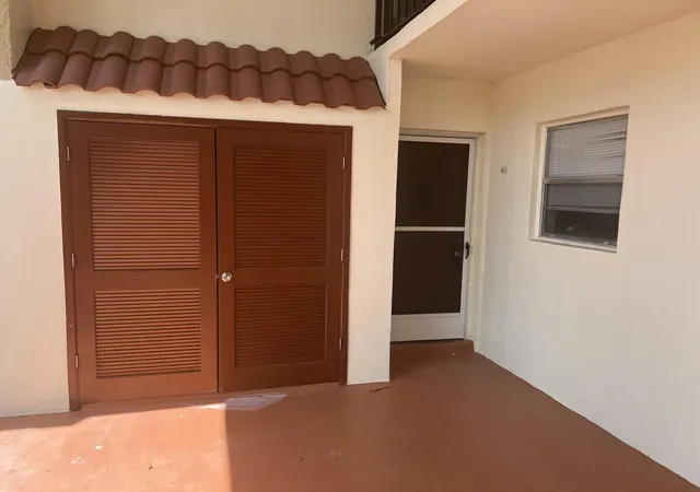 2nd image of 463 Lake Frances Dr, West Palm Beach, FL 33411