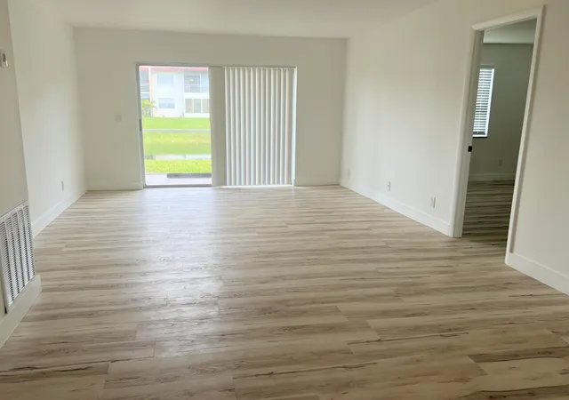 4th image of 463 Lake Frances Dr, West Palm Beach, FL 33411
