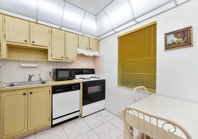 3rd image of 7807 Golf Cir Dr, Margate, FL 33063