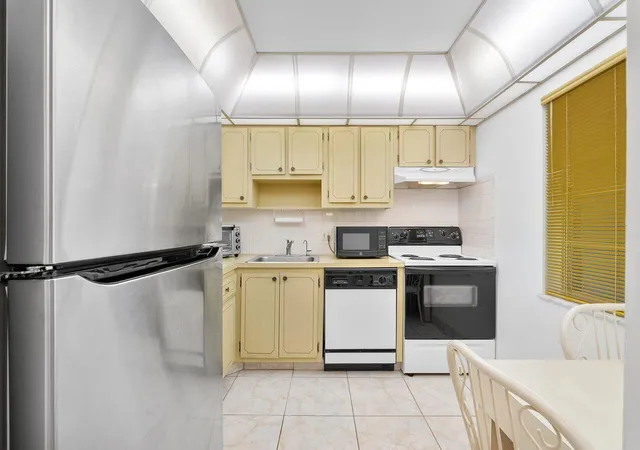 4th image of 7807 Golf Cir Dr, Margate, FL 33063