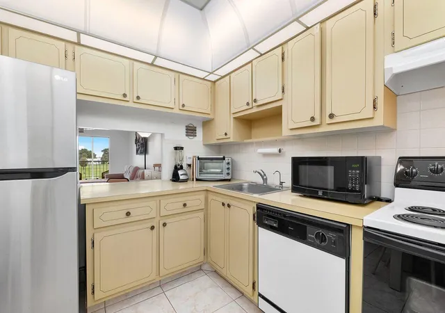 5th image of 7807 Golf Cir Dr, Margate, FL 33063