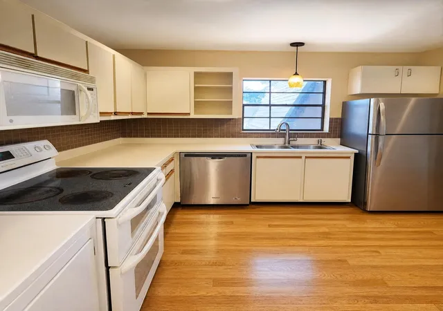 4th image of 3575 NW 94th Ave, Sunrise, FL 33351