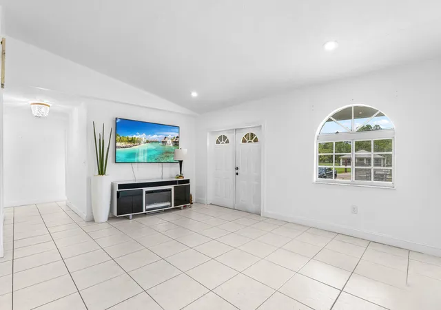 5th image of 340 S Arboleda St, Clewiston, FL 33440 | MLS# B26049512