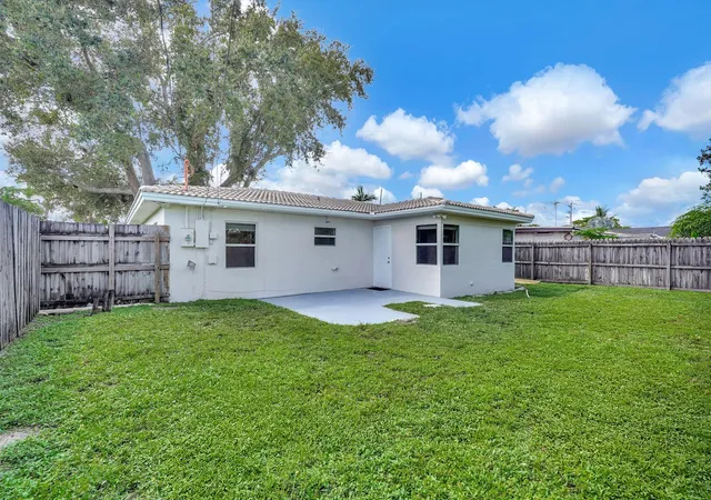 3rd image of 261 Ne 45Th St, Fort Lauderdale, FL 33334 | MLS# B26049685