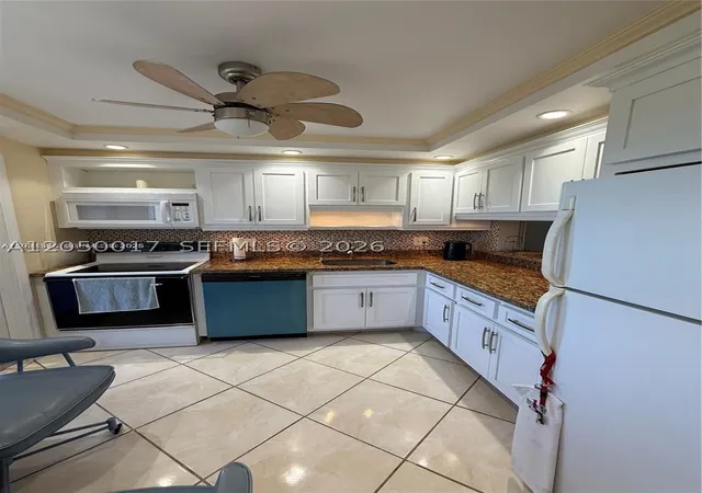 3rd image of 4800 Hillcrest Ln #511, Hollywood, FL 33021 | MLS# A12050017