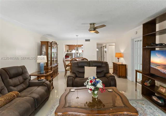 3rd image of 204 E Laurel Dr, Margate, FL 3063