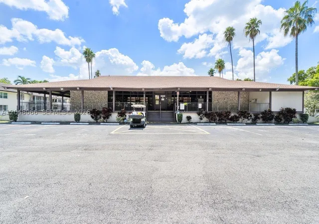 2nd image of 204 E Laurel Dr, Margate, FL 33063