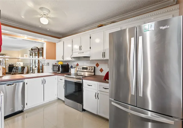 5th image of 204 E Laurel Dr, Margate, FL 3063