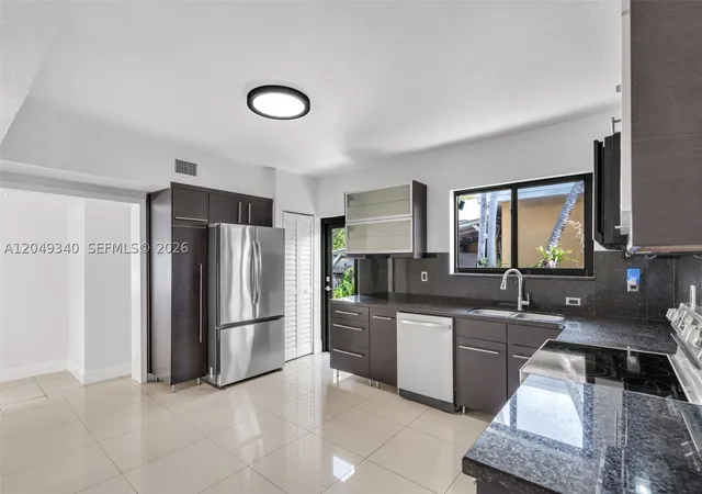 5th image of 944 Sw 10Th Avenue, Miami, FL 33130 | MLS# A12049340
